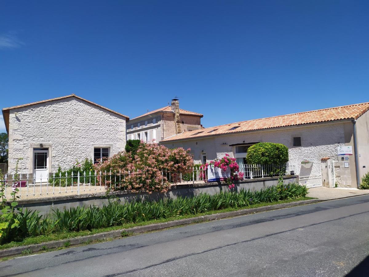 Les Gites Du Vigneron Et Cd'H Saint-Seurin-de-Palenne Екстер'єр фото